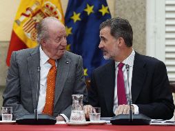 El rey Felipe VI (d) y su padre, Juan Carlos I. El rey de España renuncia a la herencia de su padre, así como a cualquier activo o inversión cuyo origen pueda no estar en consonancia con la legalidad o con criterios de rectitud. EFE/ARCHIVO