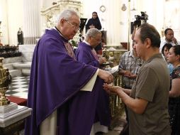 La Arquidiócesis de Guadalajara pidió a los fieles para solicitar no tocar agua bendita, no tocar imágenes, recibir la comunión en la mano y no realizar el saludo de paz. EL INFORMADOR / A. Camacho