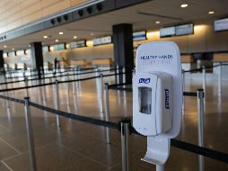 Una línea para pasajeros luce hoy vacía en el aeropuerto internacional de Seattle, en el estado de Washington. La Fed busca combatir los efectos perjudiciales de la expansión del coronavirus en la economía.