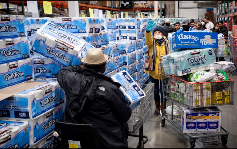 El papel higiénico no es un producto que ayude en la pandemia del coronavirus, pero es de lo más comprado. AFP