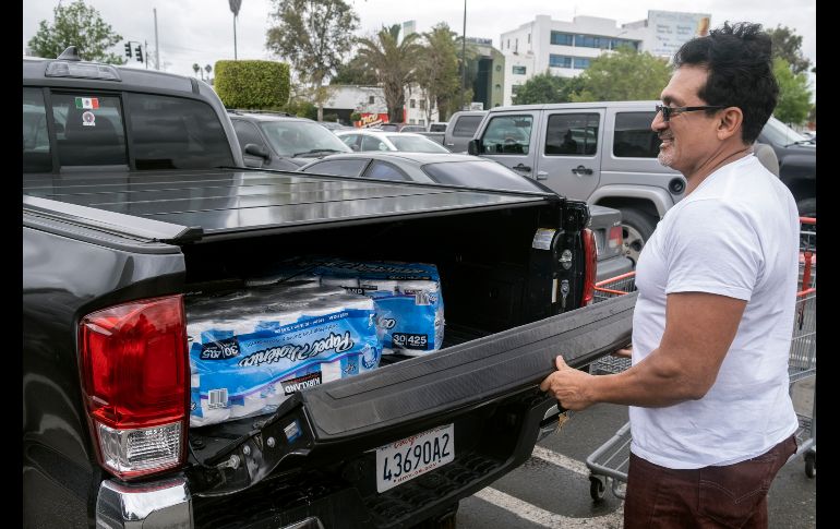 Un estadounidense guarda su preciada compra en la fronteriza Tijuana, Baja California. AFP/G. Arias