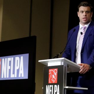 Jugadores de NFL aprueban contrato colectivo