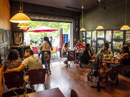 Los comercios limpiarán perillas, apagadores, pasamanos, áreas comunes, servilleteros y cartas. EL INFORMADOR/Archivo