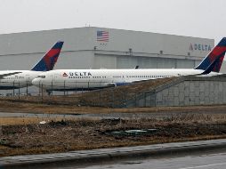 En distintas partes del mundo, las reservaciones de vuelos y cancelaciones aumentan debido a las restricciones para impedir el avance del COVID-19. AP/J. Mone