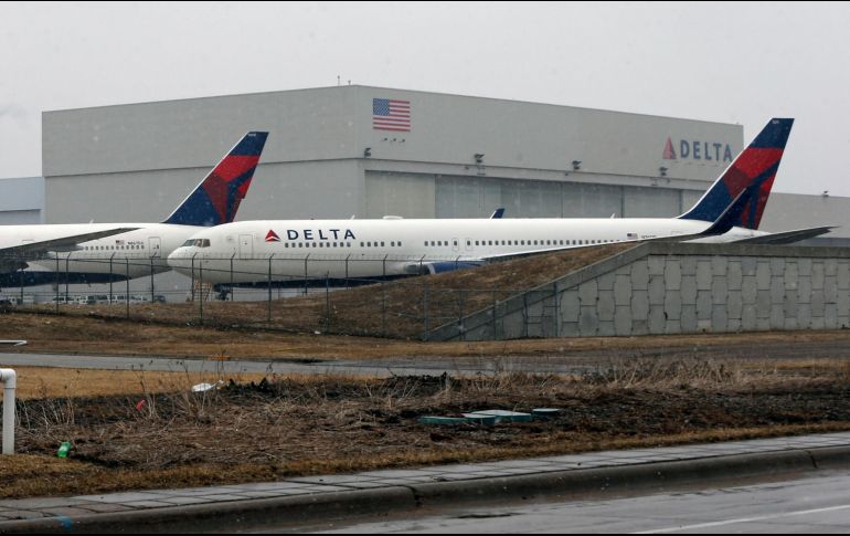 En distintas partes del mundo, las reservaciones de vuelos y cancelaciones aumentan debido a las restricciones para impedir el avance del COVID-19. AP/J. Mone