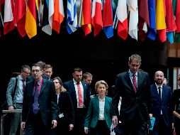 El presidente del Consejo de la UE, Charles Michel (2R) y la presidenta de la Comisión Europea, Ursula von der Leyen (C), llegan para dar una conferencia de prensa conjunta. AFP/K. Tribouillard