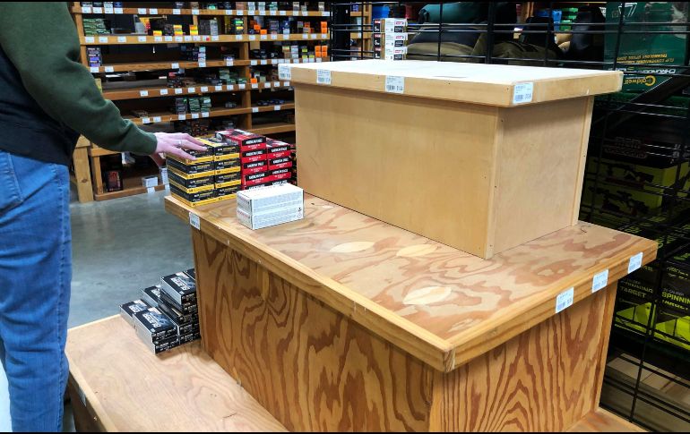 Un estante de exhibición de municiones luce casi vacío en el Almacén de los Deportistas en Meridian, Idaho. AP/L. Pane