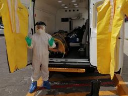 La ambulancia especializada cuenta con equipo de protección para personal médico y aislamiento para los pacientes. ESPECIAL