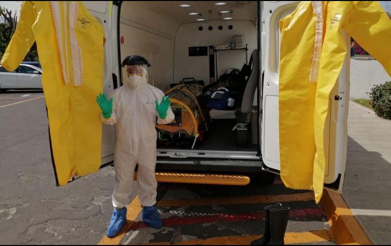 La ambulancia especializada cuenta con equipo de protección para personal médico y aislamiento para los pacientes. ESPECIAL