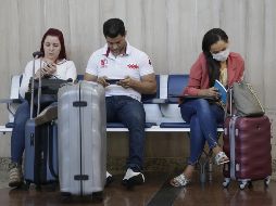 Pasajeros formados en las filas de los mostradores de aerolíneas buscan otras vías para llegar a sus países de origen. Xinhua / L. Tavora
