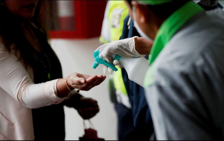 Habrá también gel antibacterial y cubrebocas para quien lo requiera. EFE / E. Biba