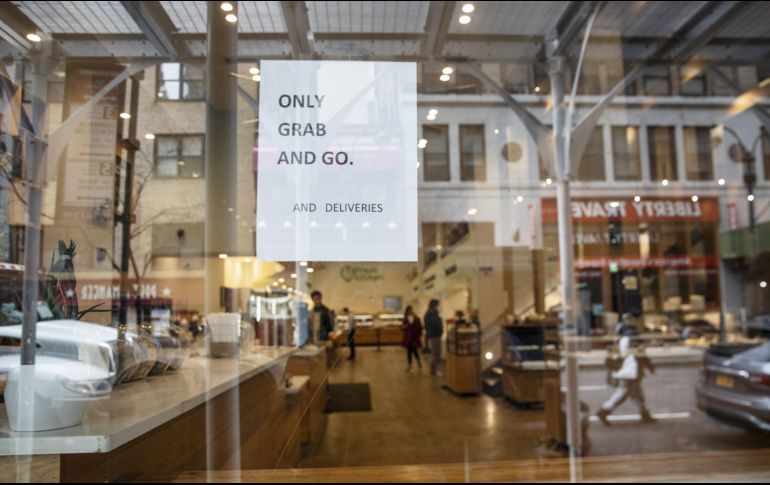 Los restaurantes neoyorquinos sólo pueden despachar comida para llevar a casa. AFP/V. Blue