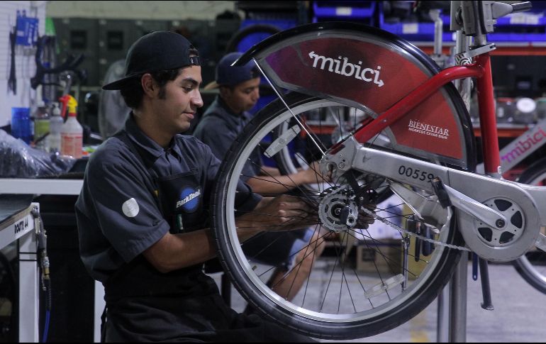 Las bicicletas que entrar al taller de operaciones reciben un tratamiento con jabón y posteriormente con alcohol para desinfectar la superficie. EL INFORMADOR / ARCHIVO