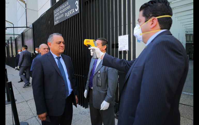 Para poder acceder al recinto, las pocas personas que trabajan ahí deben ser examinadas por personal de seguridad. NTX/I. Hernández