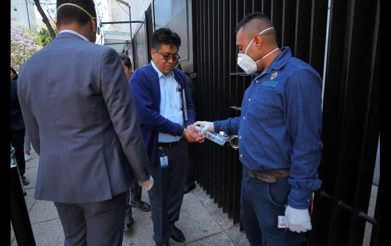 Para poder acceder al recinto, las pocas personas que trabajan ahí deben ser examinadas por personal de seguridad. NTX/I. Hernández