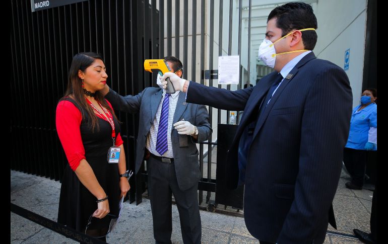 Para poder acceder al recinto, las pocas personas que trabajan ahí deben ser examinadas por personal de seguridad. NTX/I. Hernández