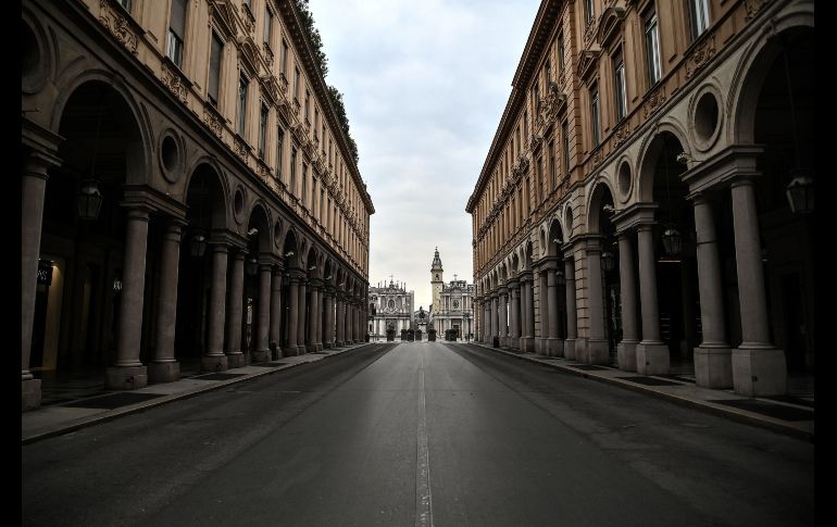 Gran parte de Europa ha cerrado ya sus fronteras y paralizado la vida de millones de personas con cuarentenas en un intento por frenar la pandemia del nuevo coronavirus. Una calle desierta en Turín, Italia. AFP/M. Bertorello