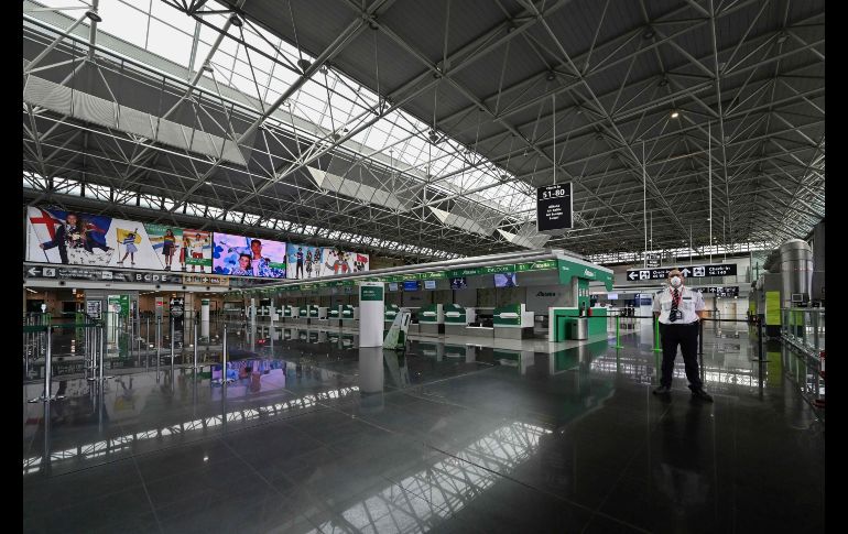 Un agente de seguridad en una terminal vacía del aeropuerto internacional Fumicino, en Roma. AFP/A. Solaro
