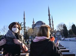 En un esfuerzo por contener la propagación del virus, Turquía anunció restricciones de viaje en 20 países y el cierre de escuelas y universidades. AFP/O. Kose