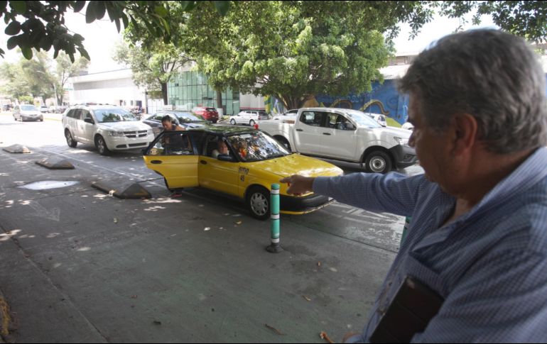 Los conductores deberán realizar una exhaustiva limpieza a base de agua con cloro al termino de cada viaje. EL INFORMADOR / ARCHIVO