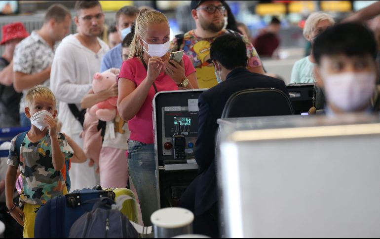 Las únicas excepciones serán las comunicaciones aéreas de Moscú con Londres, Nueva York y Abu Dabi. EFE / EPA / N. Sangnak