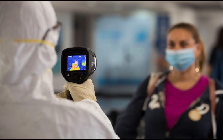 El 42% de los infectados se encuentran hospitalizados, cinco mil 717 personas, de las que 774 casos, los más graves, se encuentran ingresados en Unidades de Cuidados Intensivos (UCIs). EFE / O. Barría