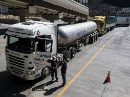 Una oficial mide la temperatura de un chofer en el Paso Internacional Los Libertadores, en los Andes. Chile ya había anunciado el cierre de todas sus fronteras ante el aumento de los casos COVID-19. AFP/J. Torres