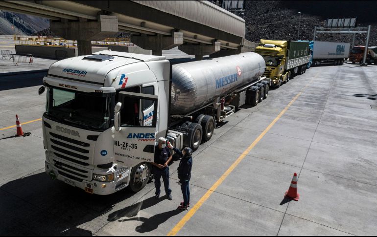Una oficial mide la temperatura de un chofer en el Paso Internacional Los Libertadores, en los Andes. Chile ya había anunciado el cierre de todas sus fronteras ante el aumento de los casos COVID-19. AFP/J. Torres