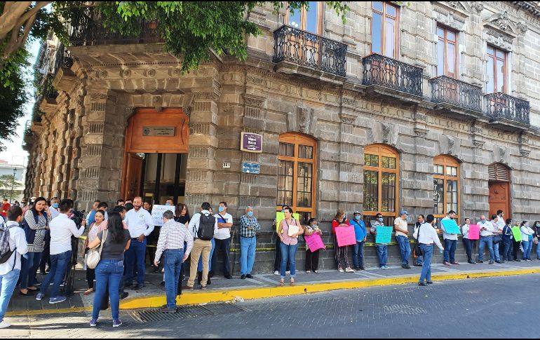 Los manifestantes llevan cubrebocas y tratan de guardar un metro de distancia como medida preventiva ante el COVID-19. EL INFORMADOR / R. Rivas