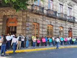 Los manifestantes llevan cubrebocas y tratan de guardar un metro de distancia como medida preventiva ante el COVID-19. EL INFORMADOR / R. Rivas