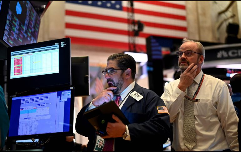 En febrero, inversionistas sacaron 17 mil 500 millones de dólares en fondos mutuales y divisas a pesar de que las acciones batieron récords a mediados del mes. AFP/J. Eisele