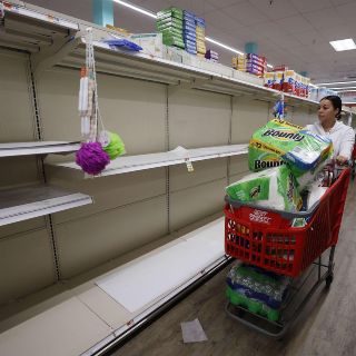 Compras de pánico disparan el precio del papel de baño en Europa