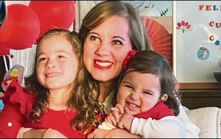 Cecy Urrea con sus nietecitas.