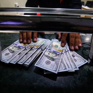 Dólar al menudeo llega a 24.48 pesos
