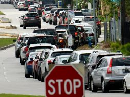 Una fila de vehículos de más de tres kilómetros aguarda para entrar a una zona de pruebas de COVID-19 que se realiza directo a los conductores en sus autos, en un centro médico en Houston, Estados Unidos. AP/D. Phillip