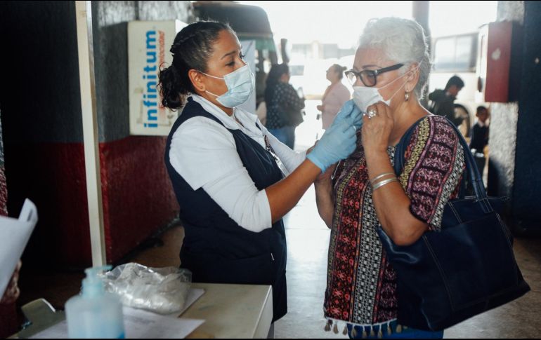 En los módulos de la  SSa Jalisco se ofrece toma de temperatura, gel antibacterial, regalo de cubrebocas y una pequeña charla con indicaciones de cuidado. EL INFORMADOR / G. Gallo