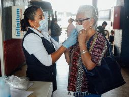 En los módulos de la  SSa Jalisco se ofrece toma de temperatura, gel antibacterial, regalo de cubrebocas y una pequeña charla con indicaciones de cuidado. EL INFORMADOR / G. Gallo