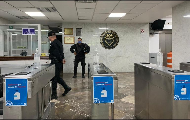 Medidas sanitarias son implementadas en la Secretaría de Seguridad, como el disponer de gel antibacterial para empleados y visitantes.TWITTER / @SSeguridadJal