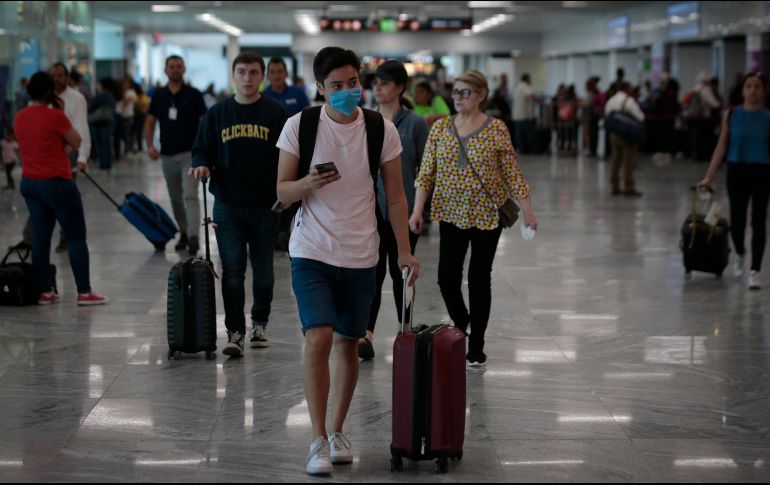En el Aeropuerto, a los pasajeros les toman la temperatura y les dan gel antibacterial. EL INFORMADOR / F. Atilano