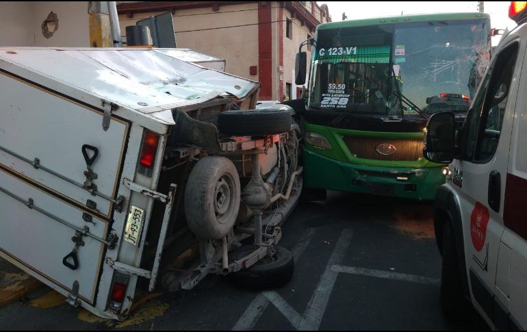 Dos mujeres, pasajeras del camión, resultan con lesiones. Una tiene 47 años y otra más de 62. ESPECIAL