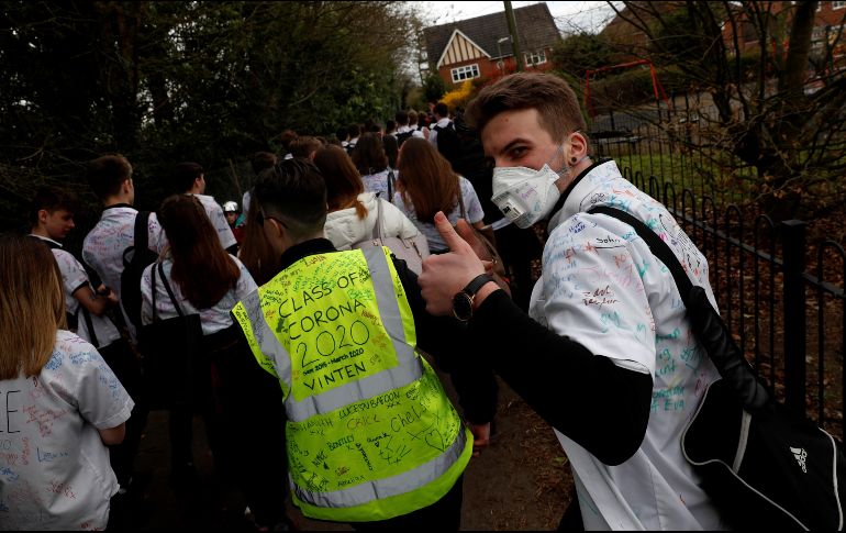 Estudiantes, algunos con playeras con frases como 