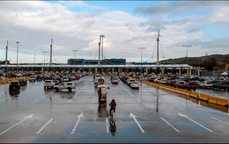 Por la frontera común a diario transitan un  millón de personas y se intercambian bienes y servicios por un valor de mil 700 millones de dólares. AFP/ARCHIVO