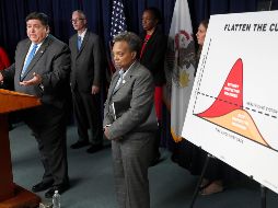 El gobernador de Illinois J.B. Pritzker (i), responde a una pregunta de un periodista después de anunciar una cuarentena en la región este viernes. AP/C. Arbogast