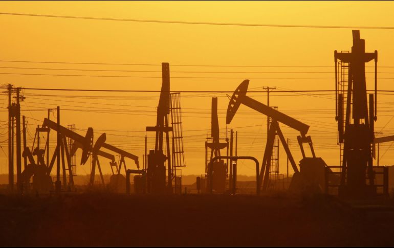 Las principales mezclas de petróleo están a la baja, ya que persiste el riesgo de una recesión económica global por la pandemia del coronavirus. AP/ARCHIVO