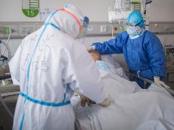Trabajadores médicos de la provincia de Zhejiang, en el este de China, trabajan en el hospital pulmonar de Wuhan. XINHUA/X. Yijiun