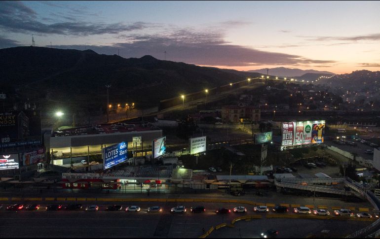 México y EU anunciaron el viernes un plan conjunto para restringir los viajes no esenciales a través de la frontera en respuesta a la pandemia de COVID-19, pero sin afectar el comercio. AFP / G. Arias