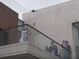Una vez enviada la dirección mediante WhatsApp, le avisan al remitente que pida a la mamá que salga al balcón, adonde llegará el dron con la rosa atada a un hilo. ESPECIAL