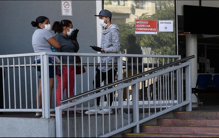 Personas usan mascarillas en el exterior de un hospital, en Santiago, capital de Chile. XINHUA/J. Villegas