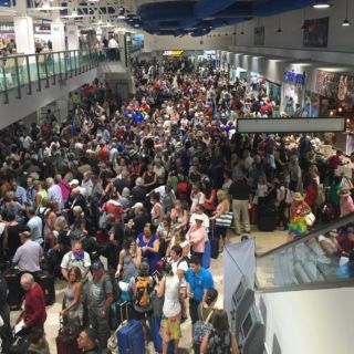 Por repatriación, pasajeros saturan el aeropuerto de Vallarta por unas horas