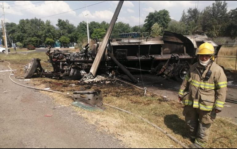 Al arribo de los bomberos, el conductor ya no se encontraba en el lugar. ESPECIAL / PCyB Tlajomulco